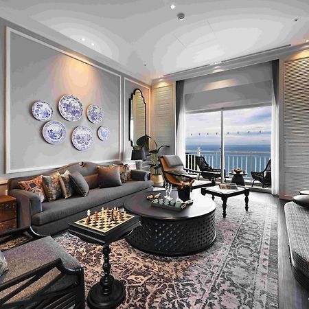 โรงแรมฟาร์กลอรี่ Yanliau ภายนอก รูปภาพ The living room of a suite at The Oberoi, Mumbai