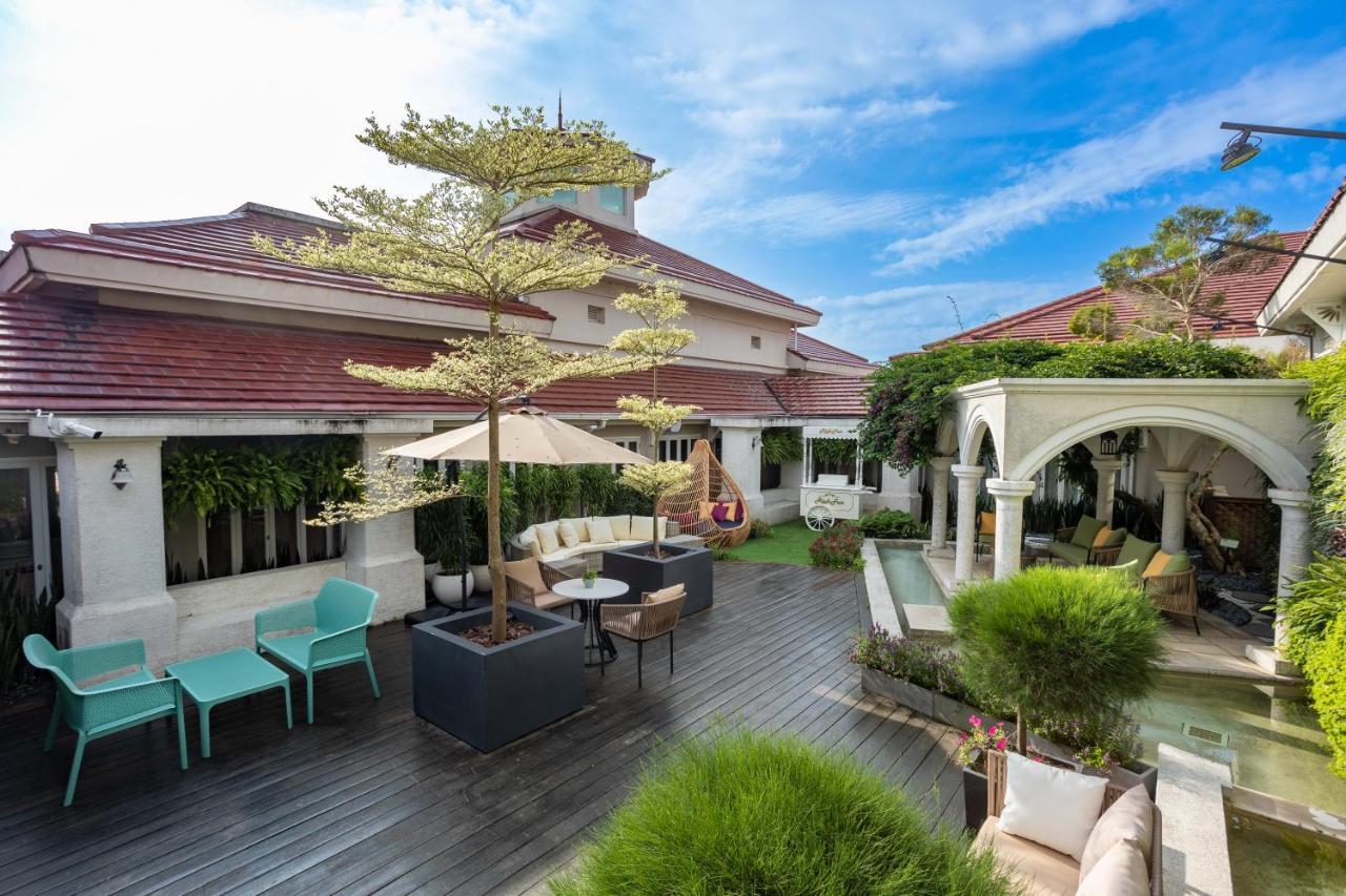 โรงแรมฟาร์กลอรี่ Yanliau ภายนอก รูปภาพ The courtyard of the hotel