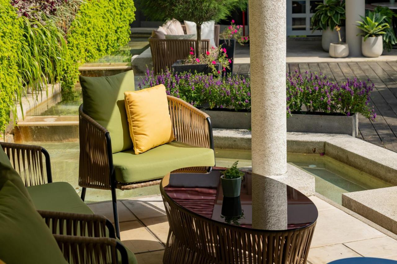 โรงแรมฟาร์กลอรี่ Yanliau ภายนอก รูปภาพ The hotel's garden