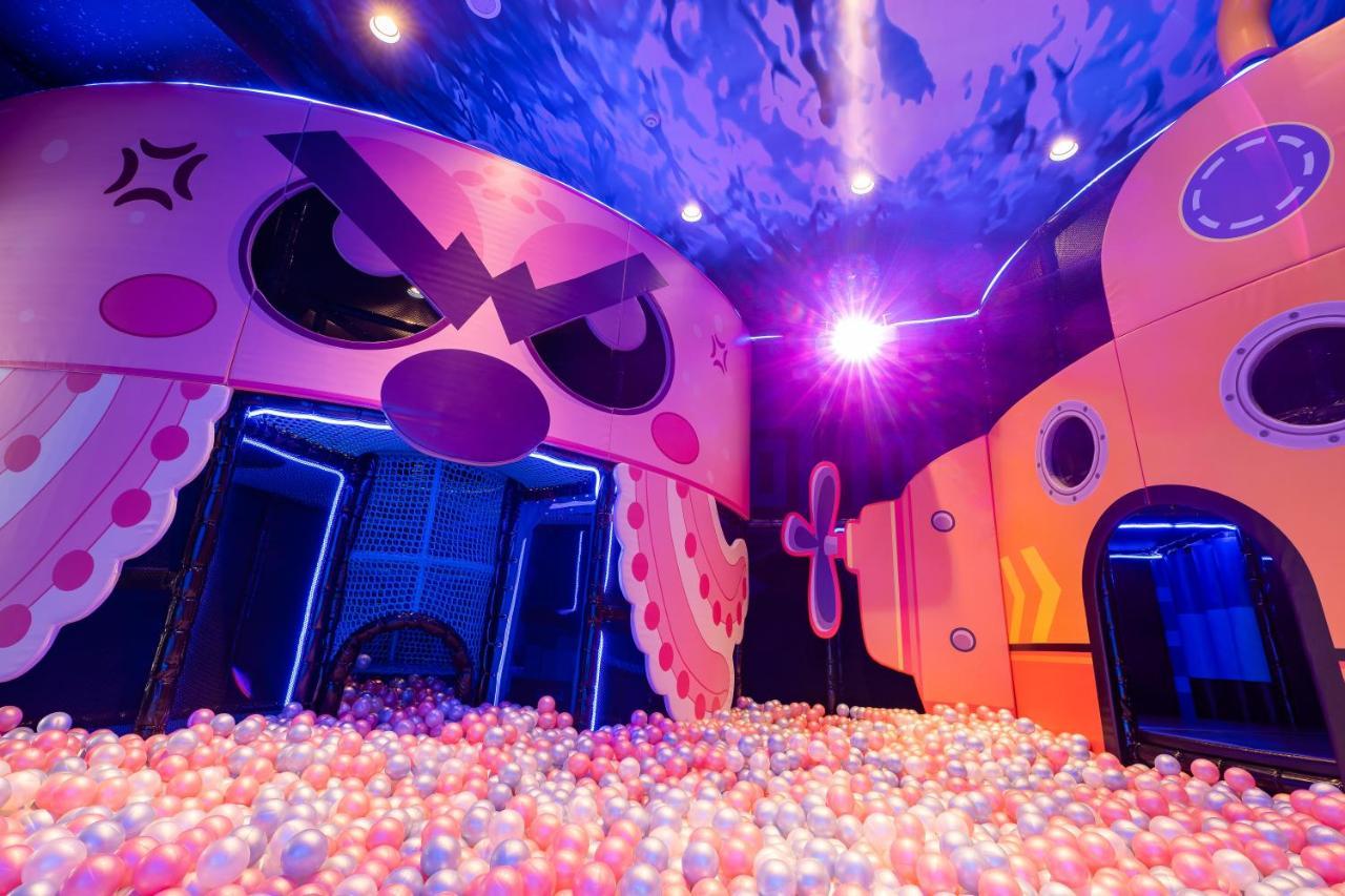 โรงแรมฟาร์กลอรี่ Yanliau ภายนอก รูปภาพ The ball pit at the centre