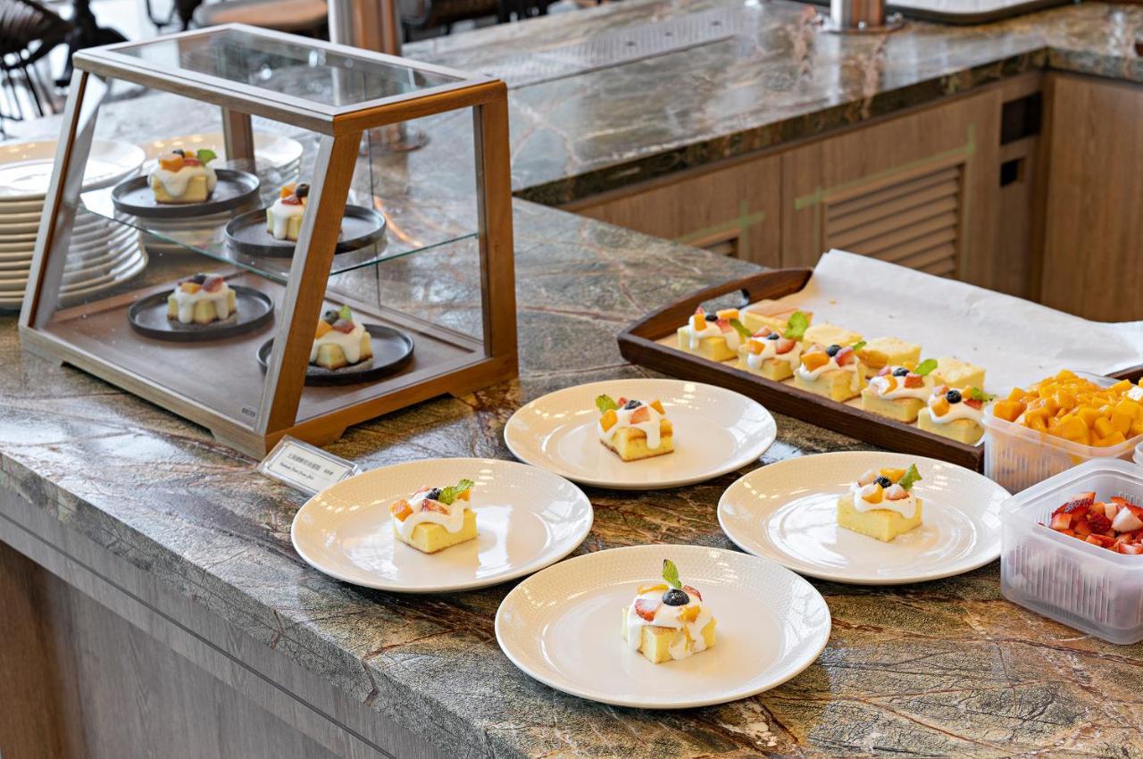 โรงแรมฟาร์กลอรี่ Yanliau ภายนอก รูปภาพ A buffet of desserts