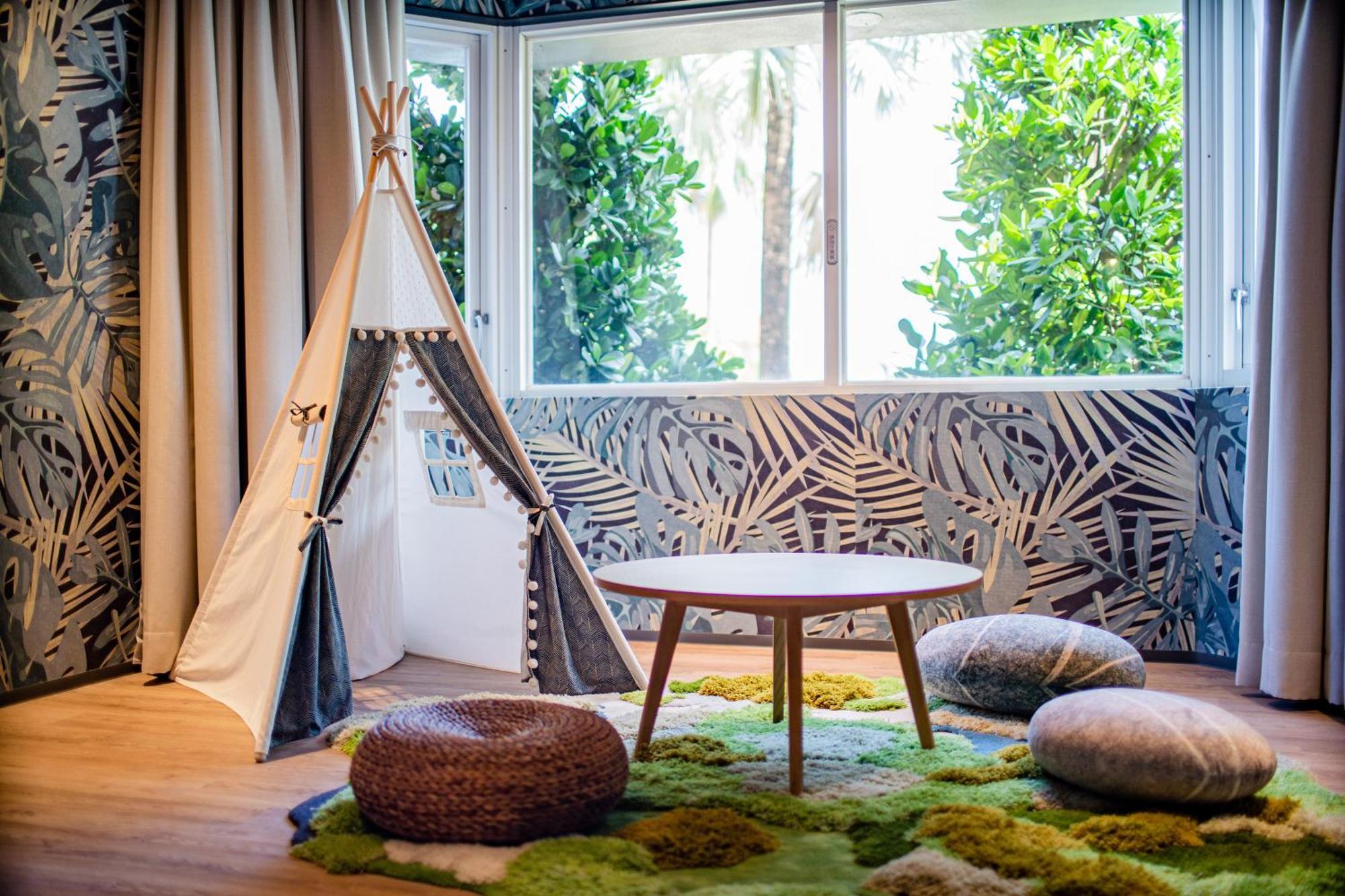 โรงแรมฟาร์กลอรี่ Yanliau ภายนอก รูปภาพ A teepee in a living room