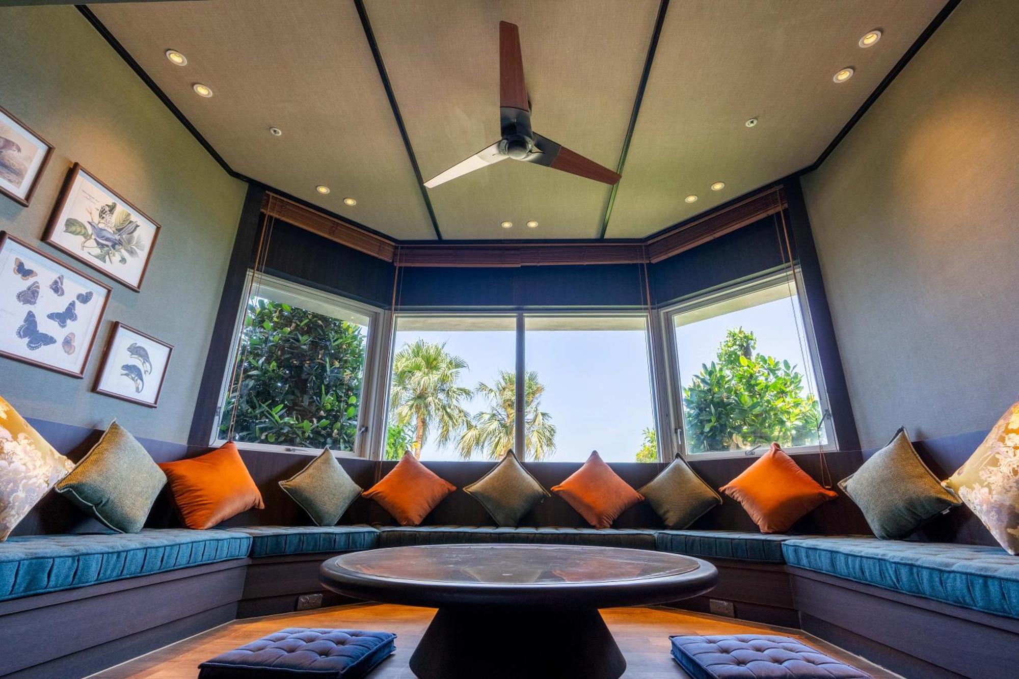 โรงแรมฟาร์กลอรี่ Yanliau ภายนอก รูปภาพ A ceiling fan in a hotel
