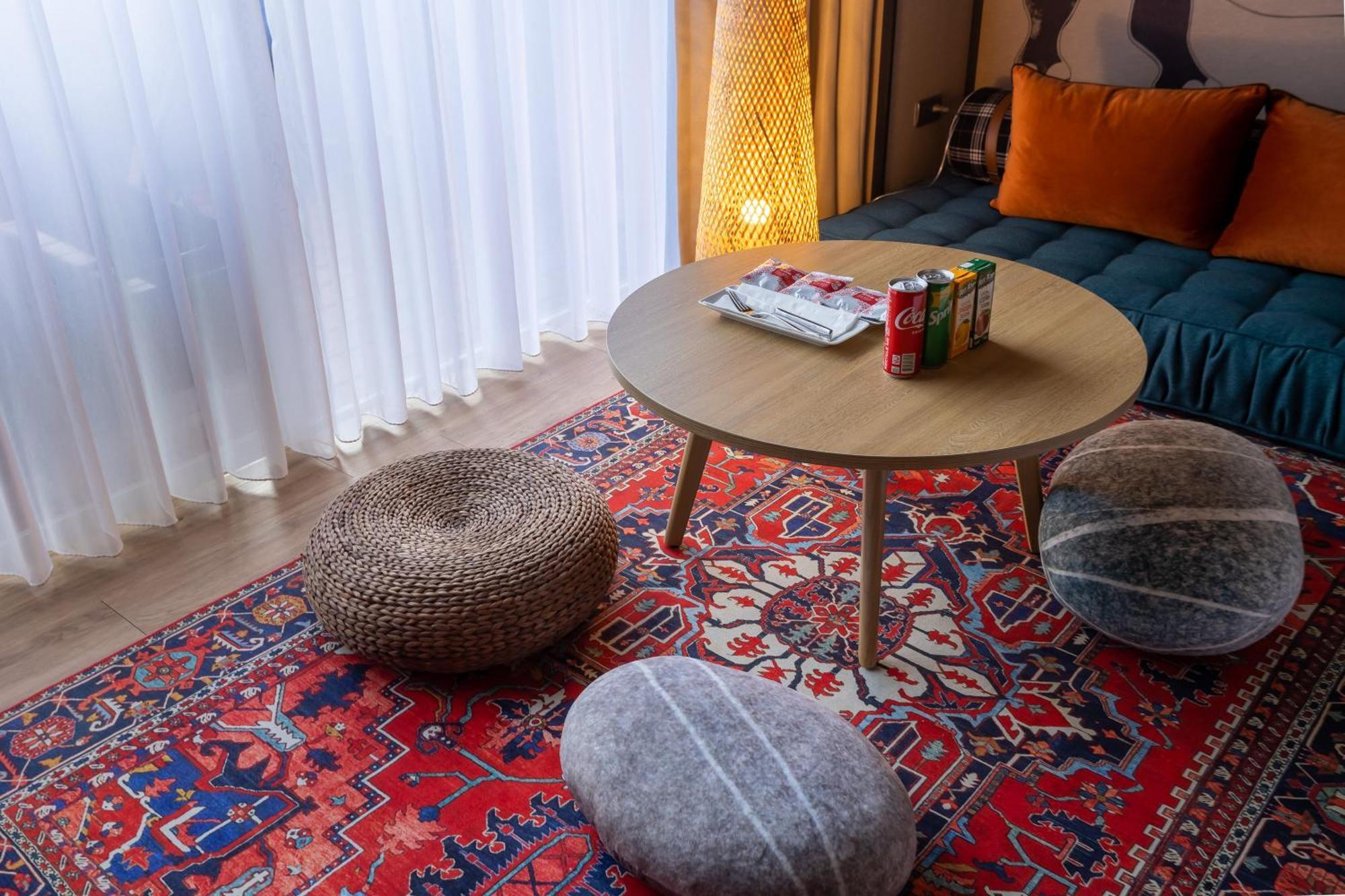 โรงแรมฟาร์กลอรี่ Yanliau ภายนอก รูปภาพ A carpet in a living room