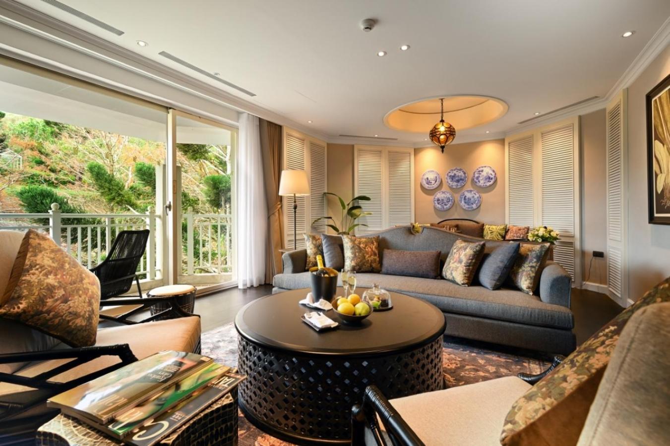 โรงแรมฟาร์กลอรี่ Yanliau ห้อง รูปภาพ The living room of a suite at The Oberoi, Mumbai