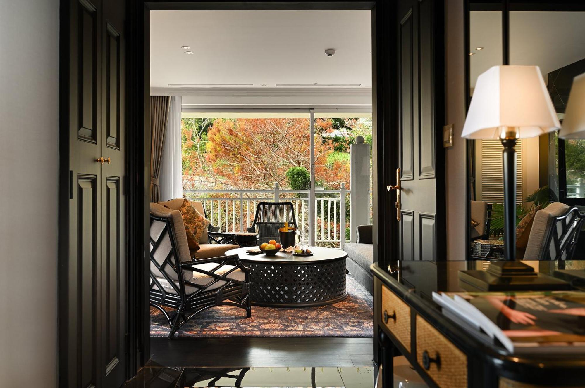 โรงแรมฟาร์กลอรี่ Yanliau ภายนอก รูปภาพ A suite at The Imperial