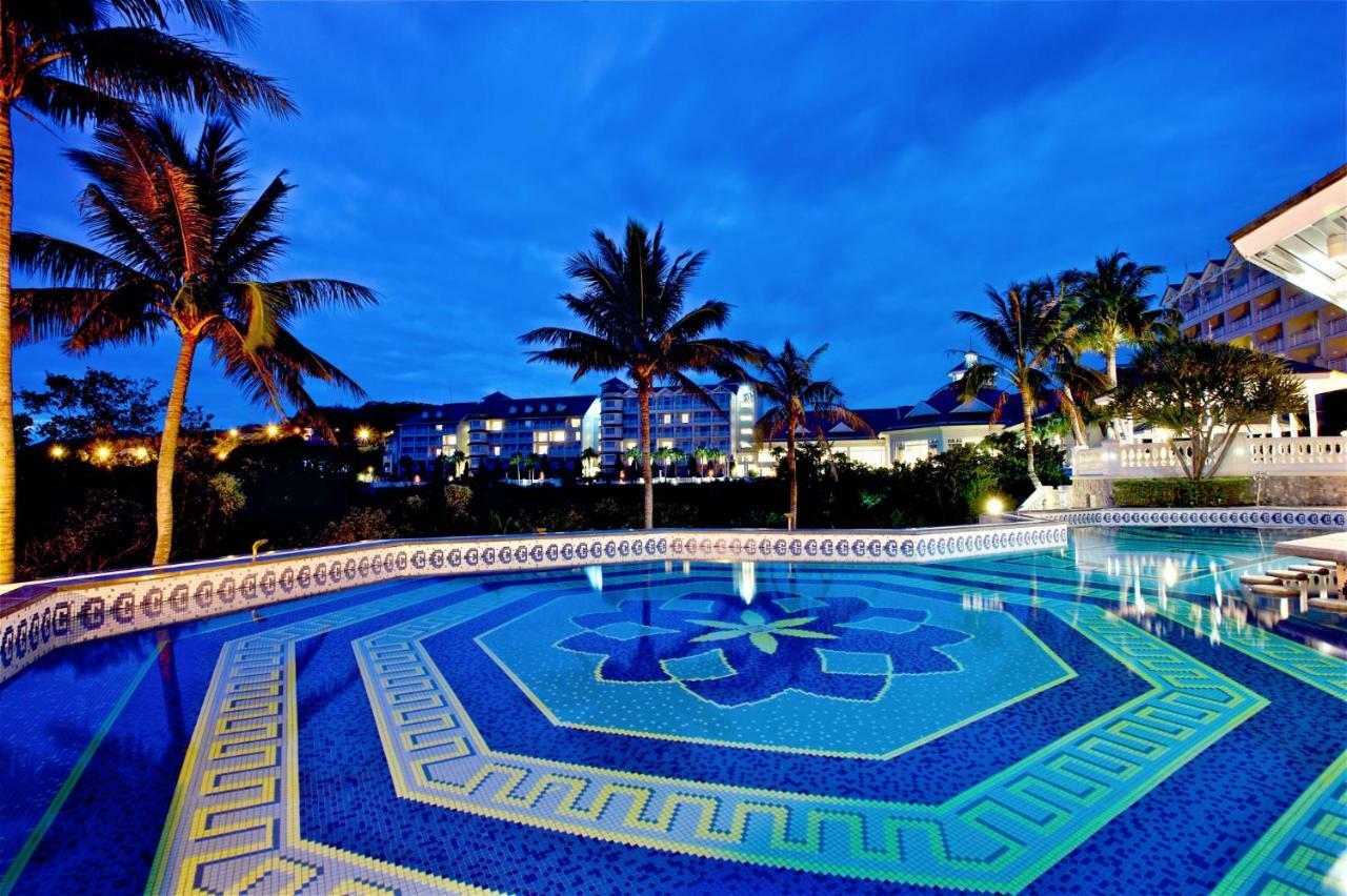 โรงแรมฟาร์กลอรี่ Yanliau ภายนอก รูปภาพ The pool at the Royal Garden Villas