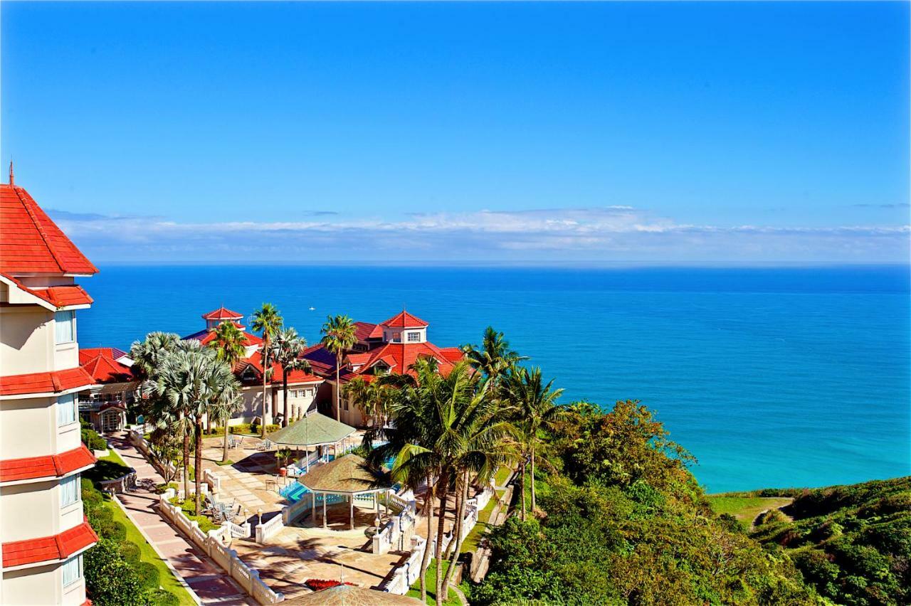 โรงแรมฟาร์กลอรี่ Yanliau ภายนอก รูปภาพ View of the ocean from the resort